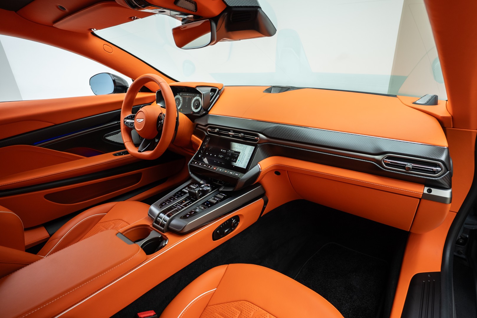 2025 ASTON MARTIN VANQUISH. FULL CARBON.